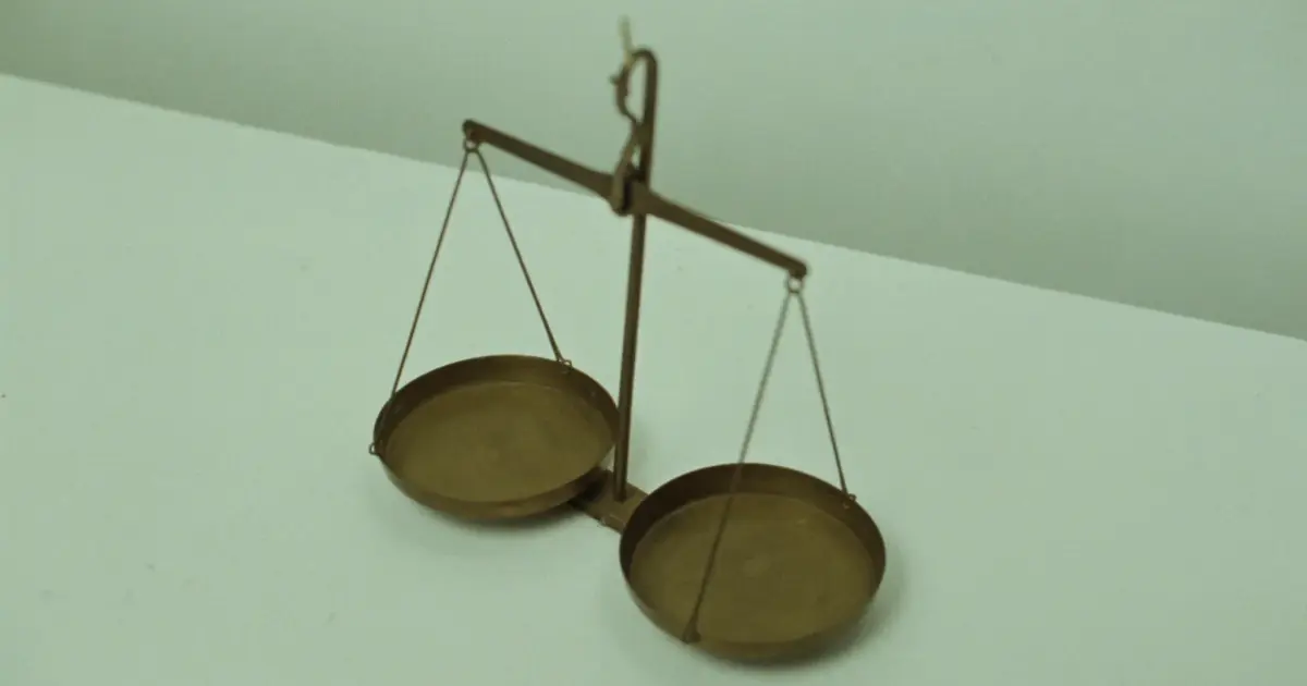 한쪽으로 기울어진 놋쇠 저울