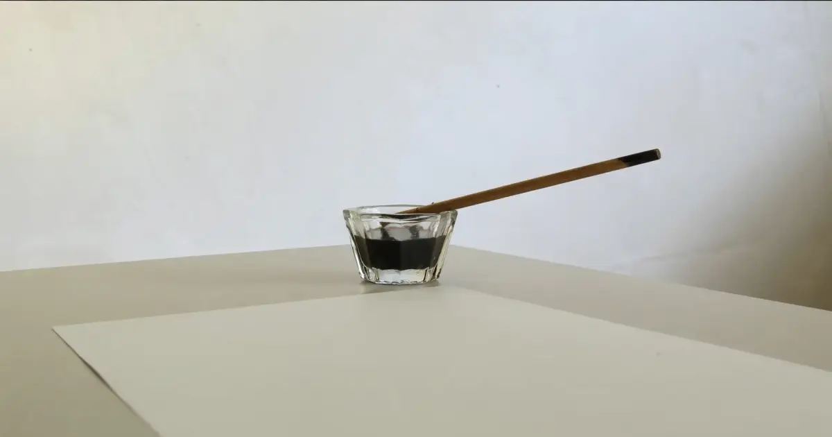 백지 옆에 놓인 먹물 종지와 붓
